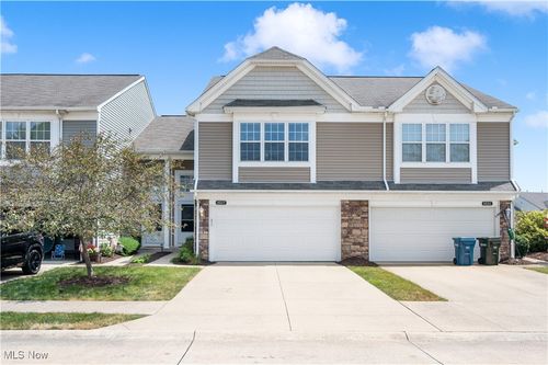 8517 Roxbury Ct, Olmsted Twp, OH, 44138-8153 | Card Image