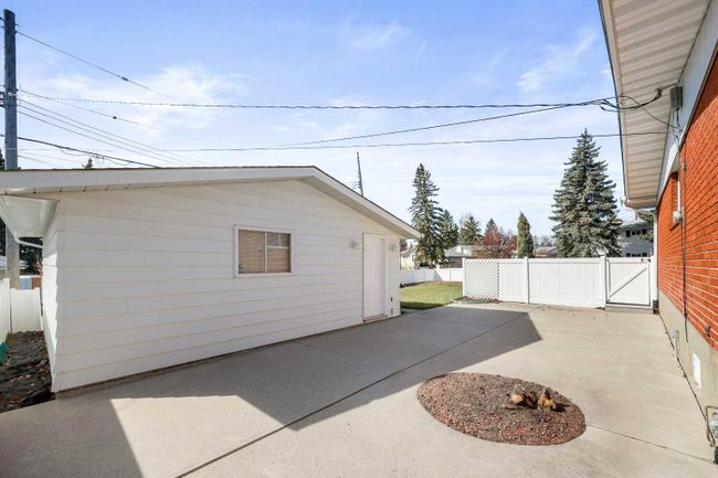 10404 8 Street Sw, Home with 3 bedrooms, 2 bathrooms and 6 parking in Calgary AB | Image 7