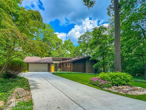 3939 Charing Cross Rd, Bloomfield Hills, MI, 48304-3101 | Card Image