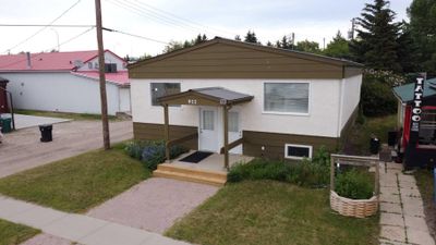 922 2 Ave, House detached with 3 bedrooms, 2 bathrooms and 2 parking in Beaverlodge AB | Image 1