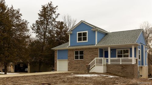 74 Guanonocque St, Auburn Hills, MI, 48326-2929 | Card Image
