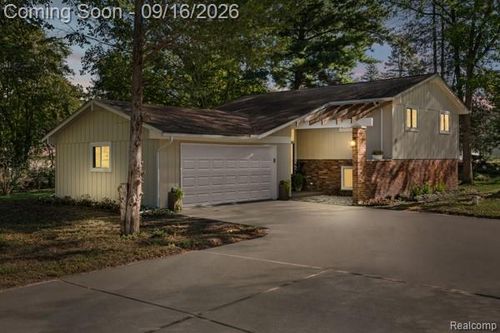 1960 Glen Iris Dr, Commerce Township, MI, 48382-2105 | Card Image