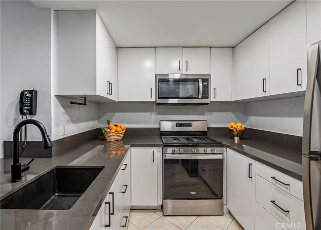 APT-53 - 15511 Sherman Way, Condo with 2 bedrooms, 2 bathrooms and 1 parking in Van Nuys CA | Image 11