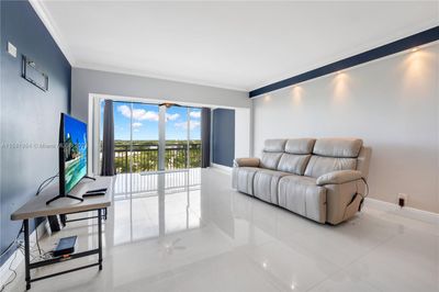 916B - 4400 Hillcrest Dr, Condo with 2 bedrooms, 2 bathrooms and null parking in Hollywood FL | Image 2