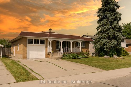 121 Delmar Dr, Hamilton, ON, L9C1J8 | Card Image