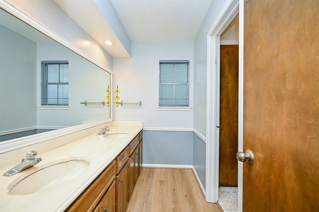 Upstairs bathroom | Image 19