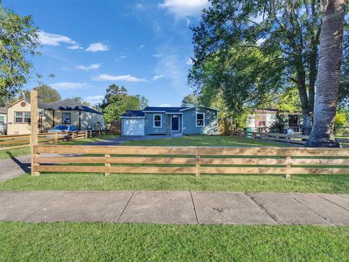 404 17th Ave N, Texas City, TX, 77590-6209 | Card Image