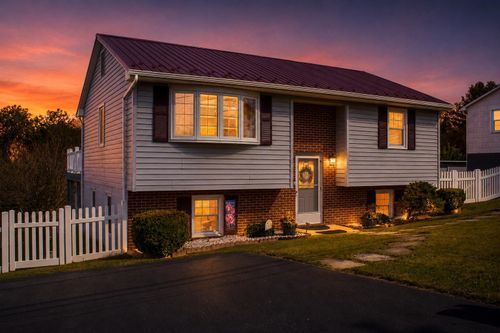 129 Greenview Dr, Staunton, VA, 24401-6656 | Card Image