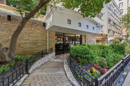 407-426 W Barry Ave, Chicago, IL, 60657-5534 | Card Image