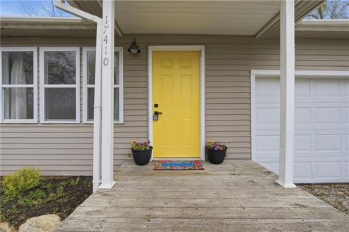 17410 Chestnut Dr, Belton, MO, 64012-2824 | Card Image