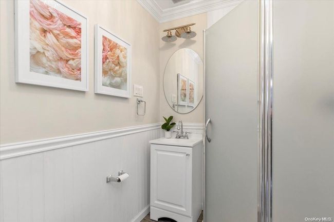 BATHROOM | Image 9
