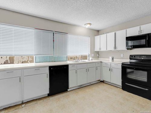0-6812 Neston Dr, San Antonio, TX, 78239-3323 | Card Image