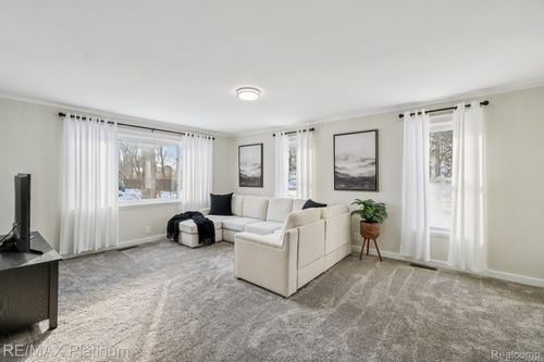 635 E Unadilla St, Pinckney, MI, 48169-8300 | Card Image