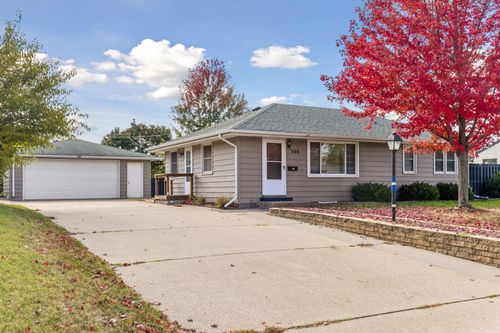 560 57th Ave Ne, Fridley, MN, 55432-5611 | Card Image