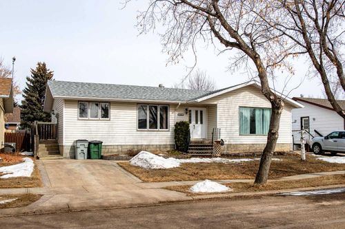 4218 54 Avenue, Home with 5 bedrooms, 3 bathrooms and 1 parking in Provost AB | Card Image