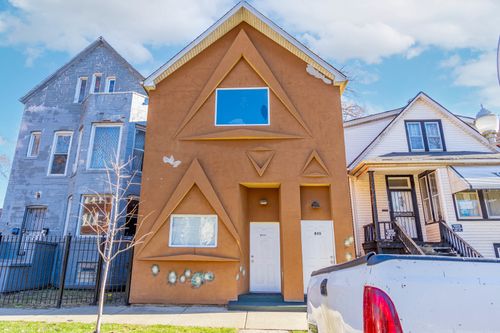 8111 Muskegon Ave, Chicago, IL, 60617-1533 | Card Image