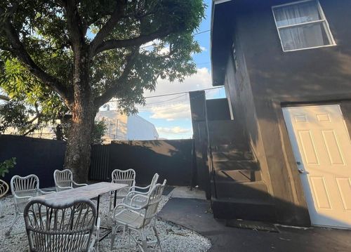 21 Ne 53rd St, Miami, FL, 33137-2728 | Card Image