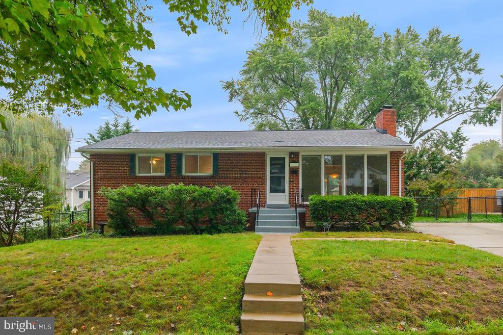 Nicholas Dr, Silver Spring, MD 20902