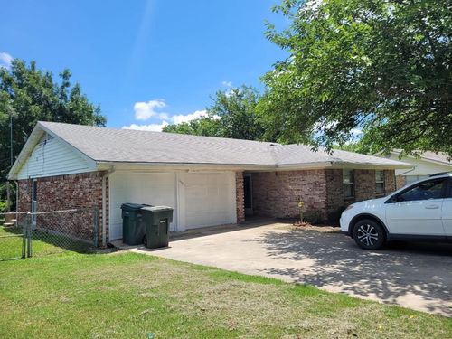 913 Patricia Dr, Sherman, TX, 75090-8339 | Card Image