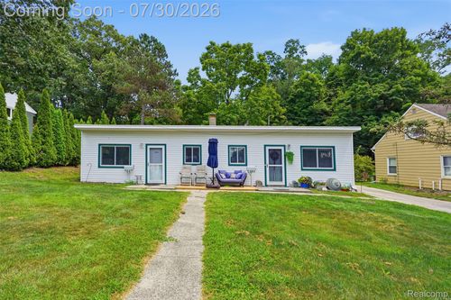 610 East St, Milford, MI, 48381-1637 | Card Image