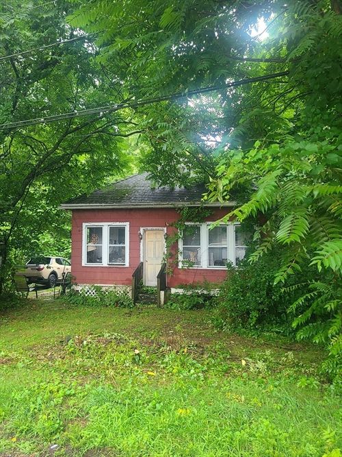 8 White St, Wilbraham, MA, 01095-1132 | Card Image
