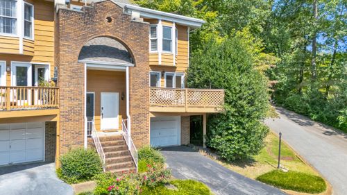 527 Winterview Ln, Chattanooga, TN, 37409-1136 | Card Image