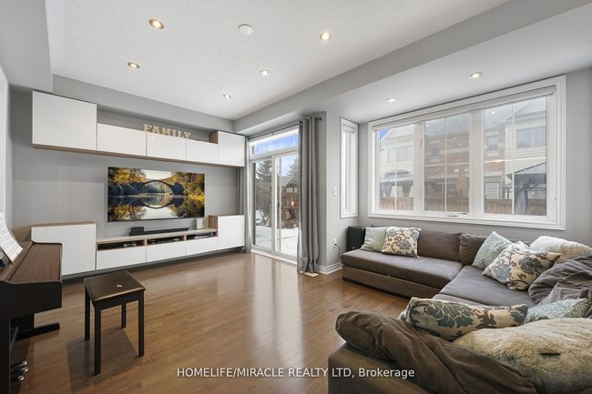 36 Bernadino St, House attached with 4 bedrooms, 3 bathrooms and 2 parking in Brampton ON | Image 6
