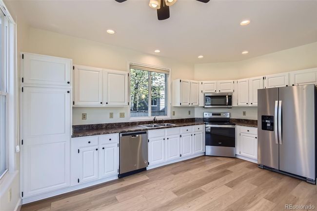 9173 Sugarstone Cir, House other with 3 bedrooms, 4 bathrooms and 3 parking in Highlands Ranch CO | Image 8