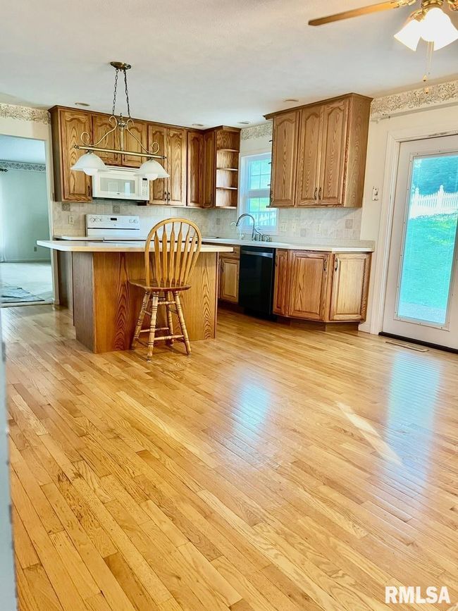 8 Shawnee Dr, House other with 3 bedrooms, 2 bathrooms and null parking in West Frankfort IL | Image 4