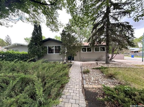 901 Shannon Rd, House with 3 bedrooms, 2 bathrooms and 2 parking in Regina SK | Card Image