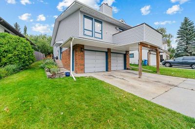 52 Hawkcliff Way Nw, House detached with 4 bedrooms, 2 bathrooms and 2 parking in Calgary AB | Image 1