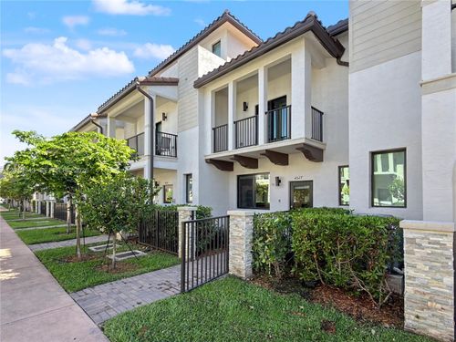 4527 Nw 83rd Path, Doral, FL, 33166-5936 | Card Image
