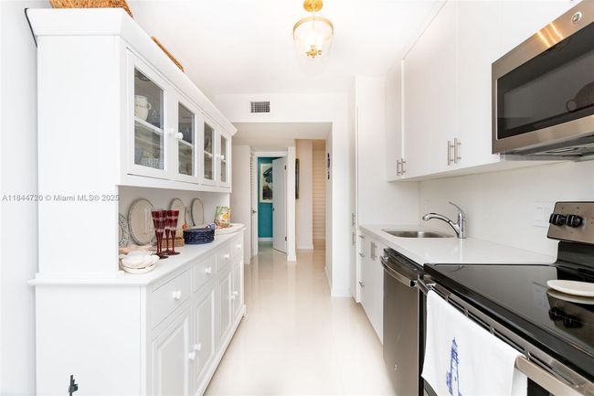 APT-5B - 77 Crandon Blvd, Condo with 1 bedrooms, 2 bathrooms and null parking in Key Biscayne FL | Image 22
