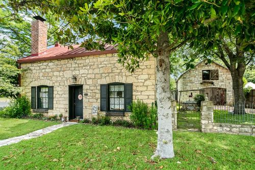516 W San Antonio St, Fredericksburg, TX, 78624-3142 | Card Image