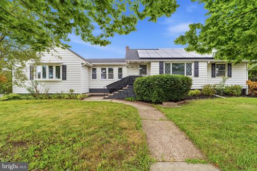 147 Mott Ave, Burlington, NJ, 08016-2421 | Card Image