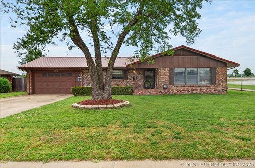 5716 Baylor Dr, Bartlesville, OK, 74006-8811 | Card Image
