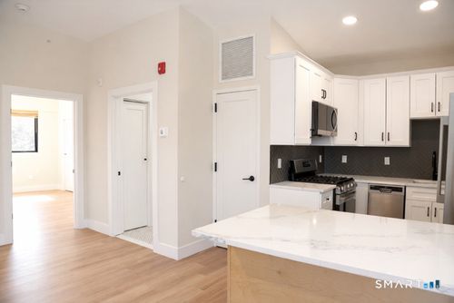 3b-937 Post Rd, Fairfield, CT, 06824-6037 | Card Image