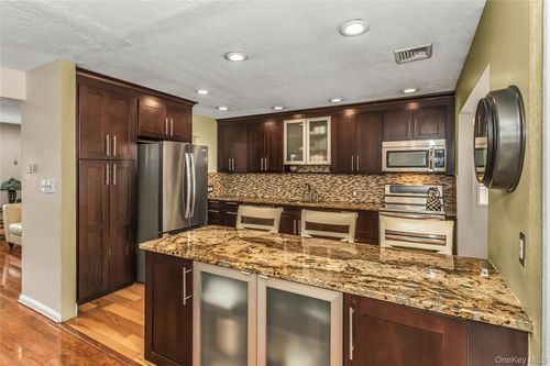 29 Elmwood Ct, Plainview, NY, 11803-3205 | Card Image