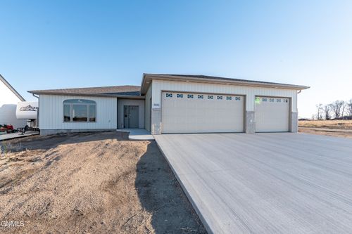 5531 Holmes Dr, Bismarck, ND, 58504-7751 | Card Image