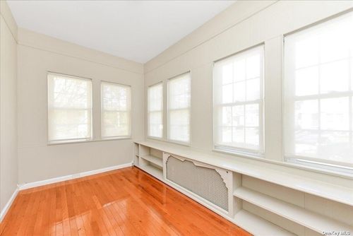 16 Maiden Ln, Lynbrook, NY, 11563-3217 | Card Image