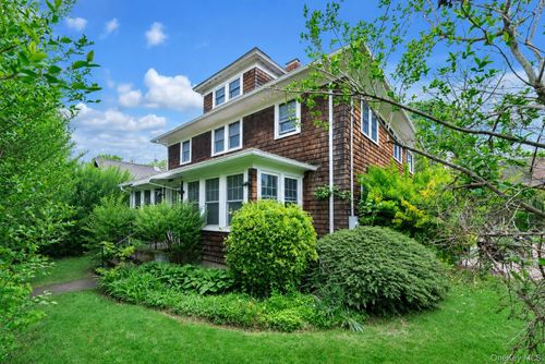 1025 9th St, Greenport, NY, 11944-1711 | Card Image