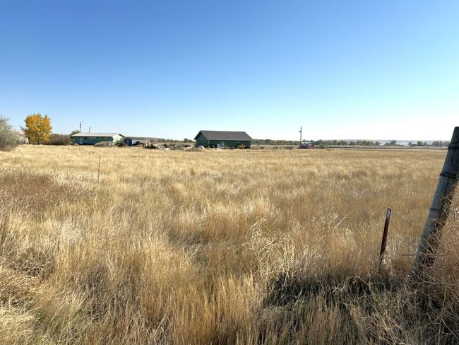 W Corner post looking toward garage | Image 35