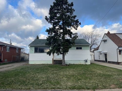 6330 Stonecrest Dr, Brook Park, OH, 44142-3764 | Card Image