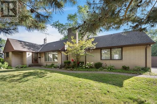 4015 Dougall Ave, Windsor, ON, N9G1X4 | Card Image