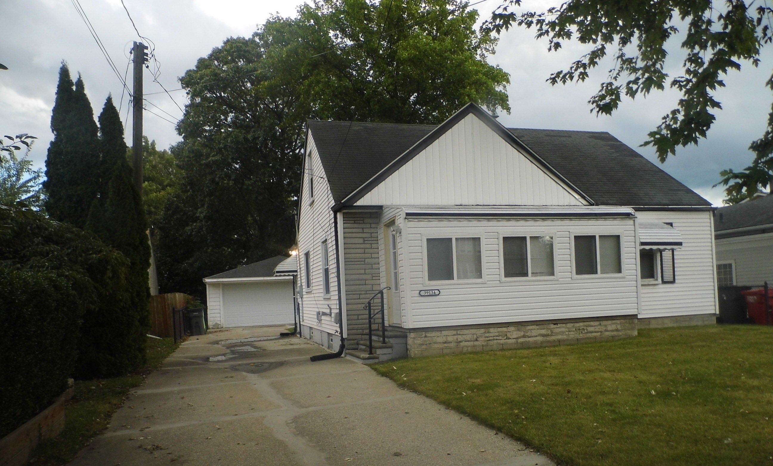 Charbeneau St, Clinton Township, MI 48036