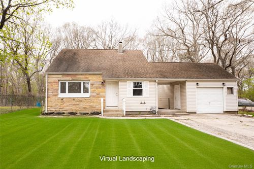 2 Oakland Dr N, Riverhead, NY, 11901-1520 | Card Image