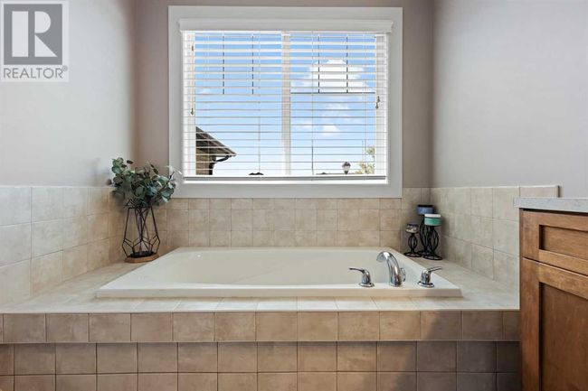 121 Hawkmere Pl, House other with 4 bedrooms, 4 bathrooms and 4 parking in Chestermere AB | Image 36