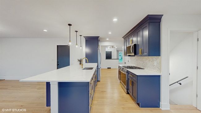 384 E Aberdeen Ct, House other with 3 bedrooms, 3 bathrooms and 2 parking in Elmhurst IL | Image 5