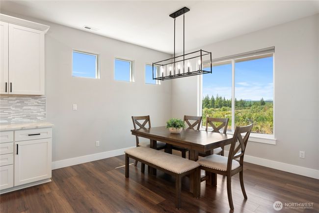 Eat in area in the kitchen | Image 6