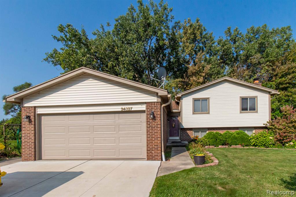 Daventry Ct, Sterling Heights, MI 48312